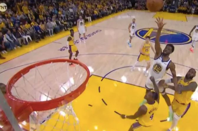 曝枸杞哥维金斯左肋骨软骨骨折疑受伤一幕曝光空中被詹皇推倒