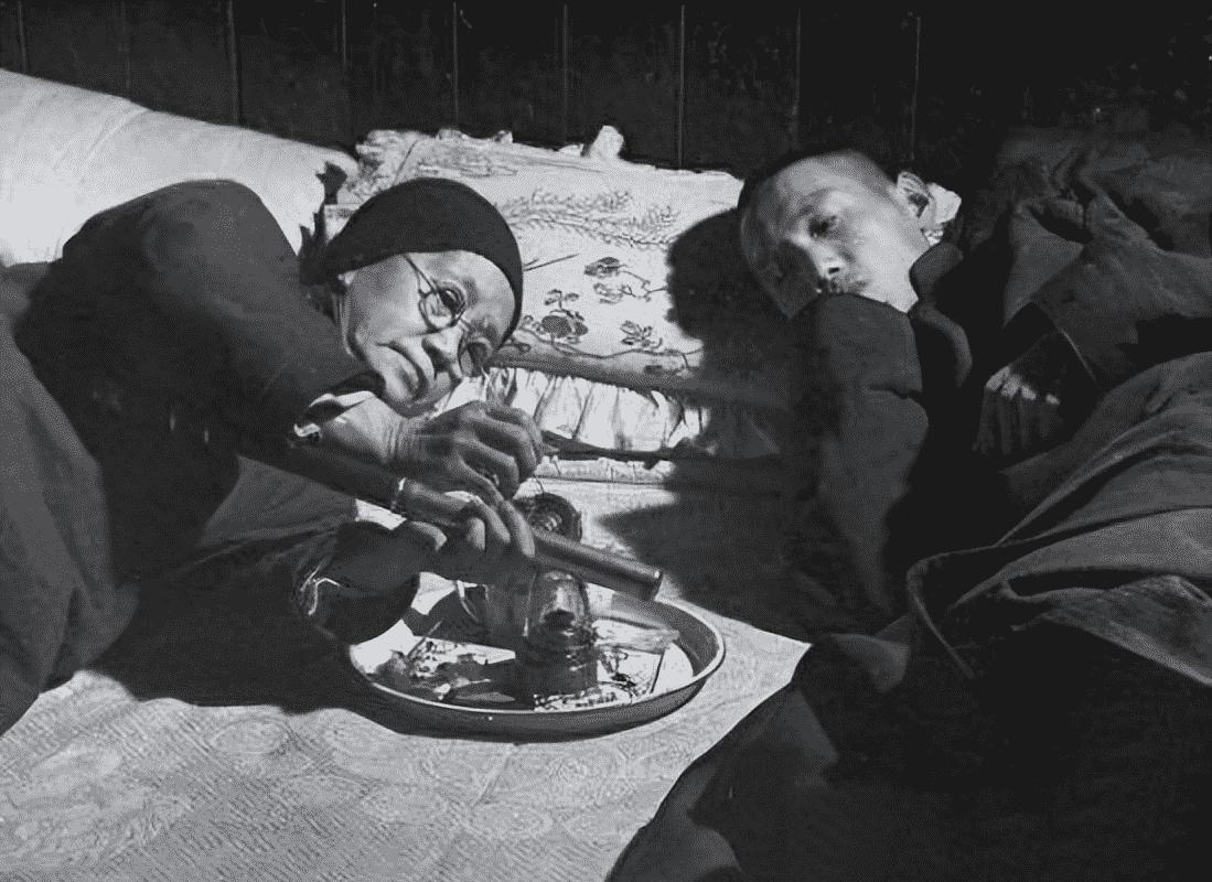 女子身着日本侵华军装露脸,日军女子拍照