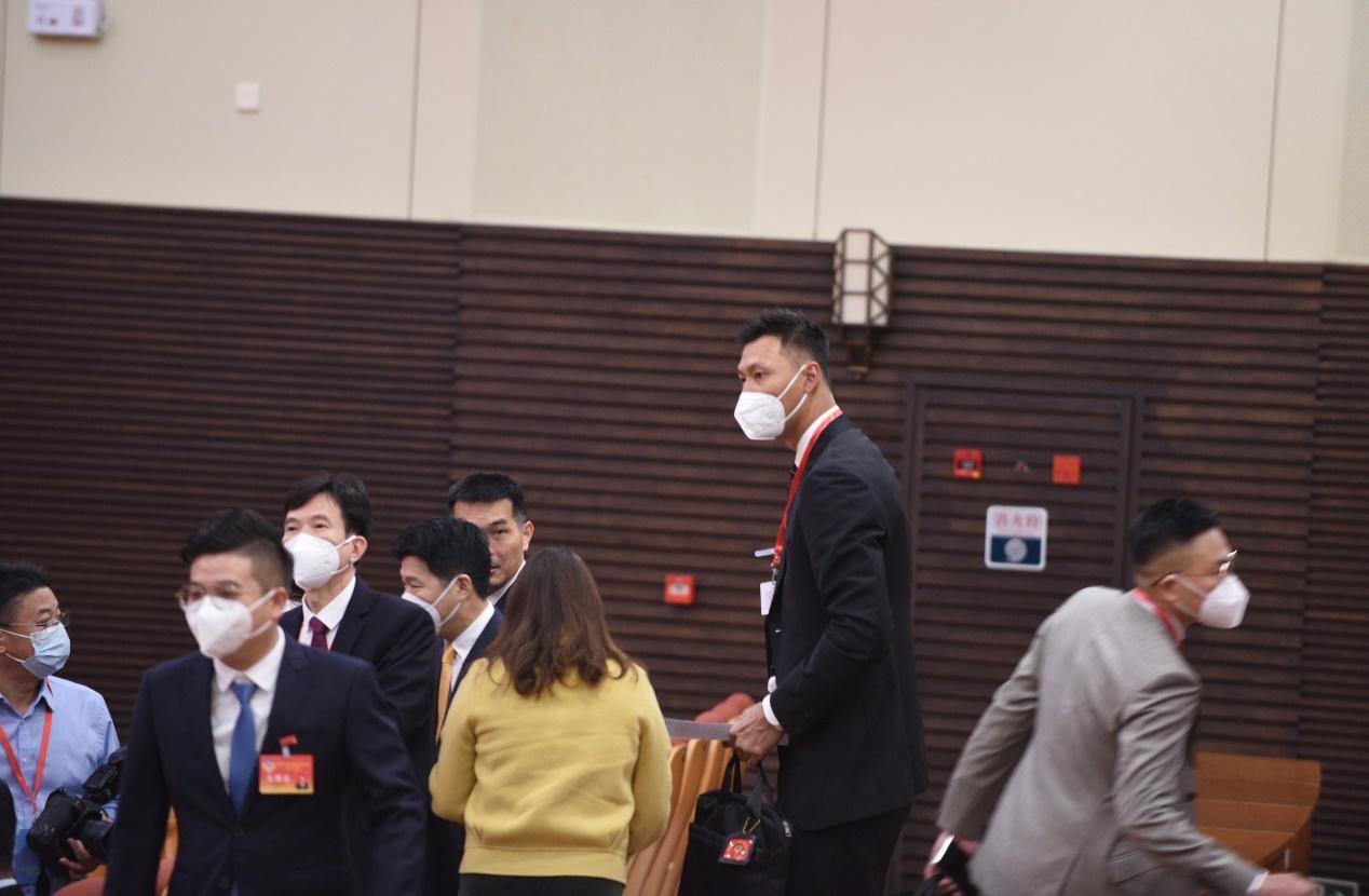 易建联生了几个孩子,易建联和荆灵近照