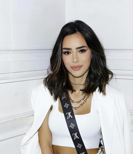 梅西获得金球奖c罗握手梅西,梅西工资卡给老婆