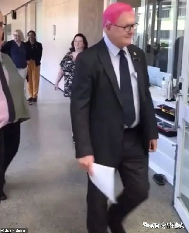 家长跟校长打赌,学生家长跟老师打赌