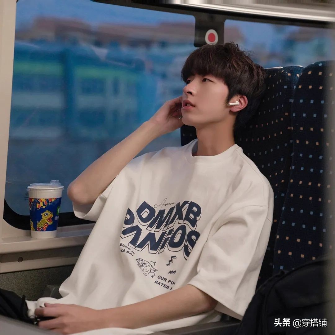 夏天穿t恤怎么穿显高男士,矮个子男生穿什么t恤好