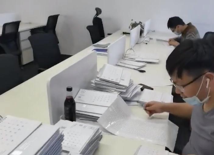 台历印错员工连夜修改,当台历立春变李春