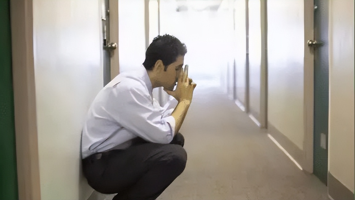 突然蹲下站起来头晕眼前一黑,蹲下突然起身头晕眼黑正常吗