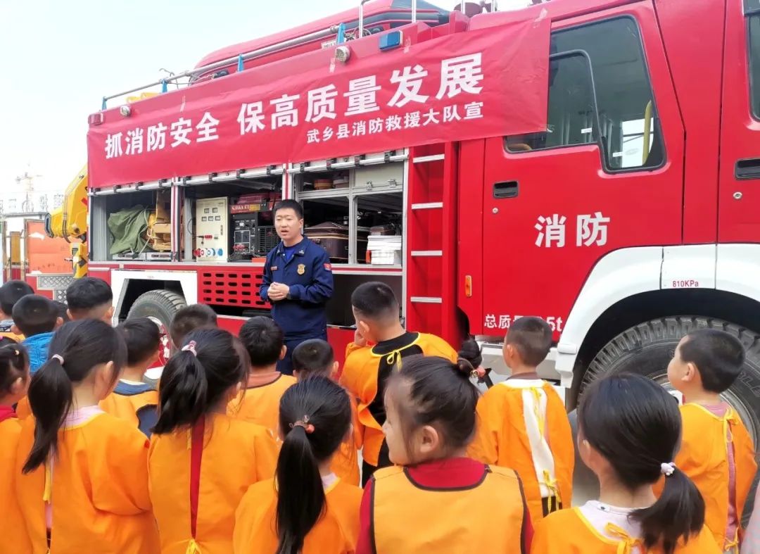 消防安全进百校宣传教育系列活动,走进学校开展消防安全宣传第一课