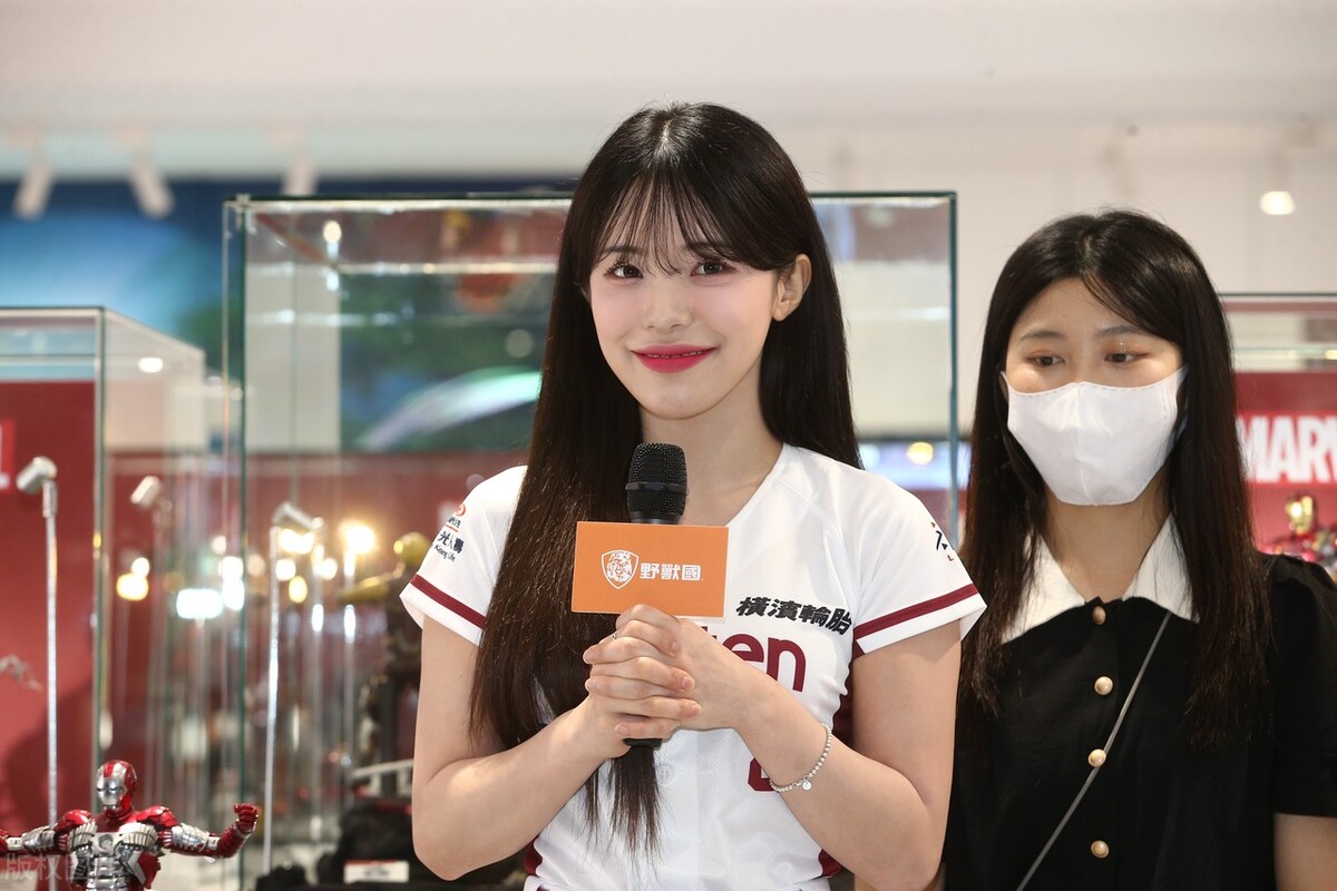 韩国高人气啦啦队正妹李多慧亮相HOT TOYS一日店长活动