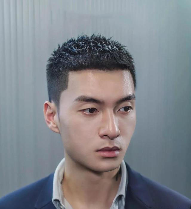 短发男生如何打理后面头发,中分短发男生怎么打理