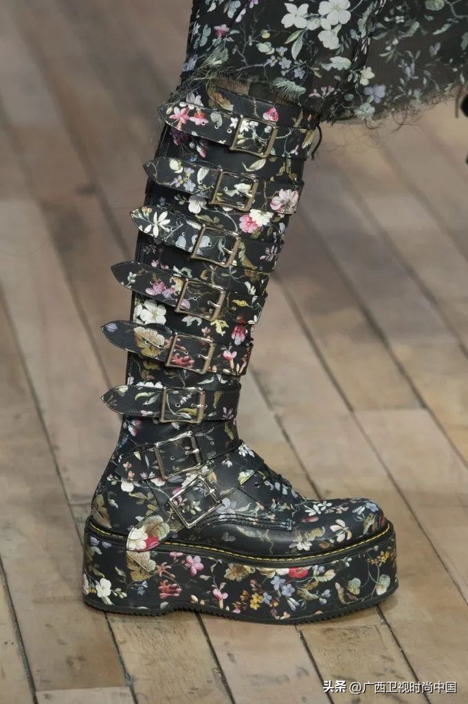 那些秀场上的“丑”鞋子