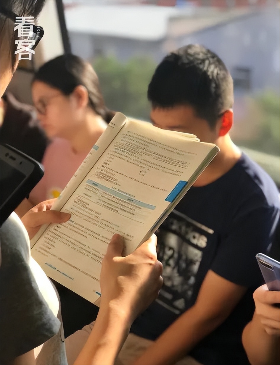 北京通勤路上,她用镜头记录2000个捧着书的人