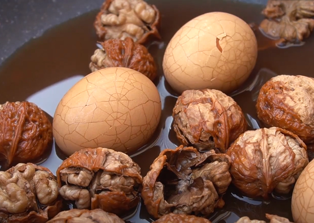 每天2个核桃跟2个鸡蛋哪个更营养,秋天核桃煮鸡蛋有什么功效