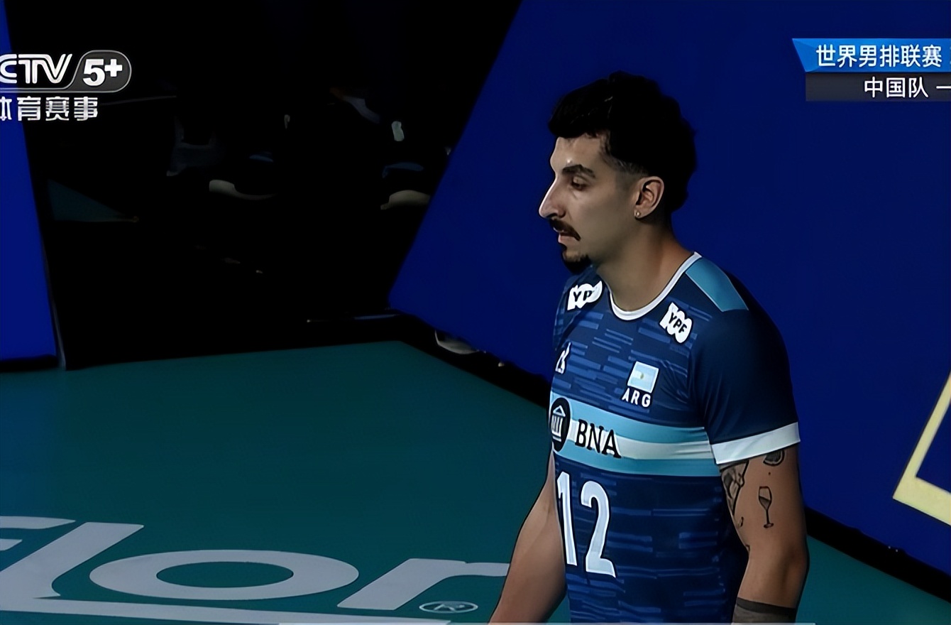 中国男排张景胤最新比赛,2024中国男排张景胤救球