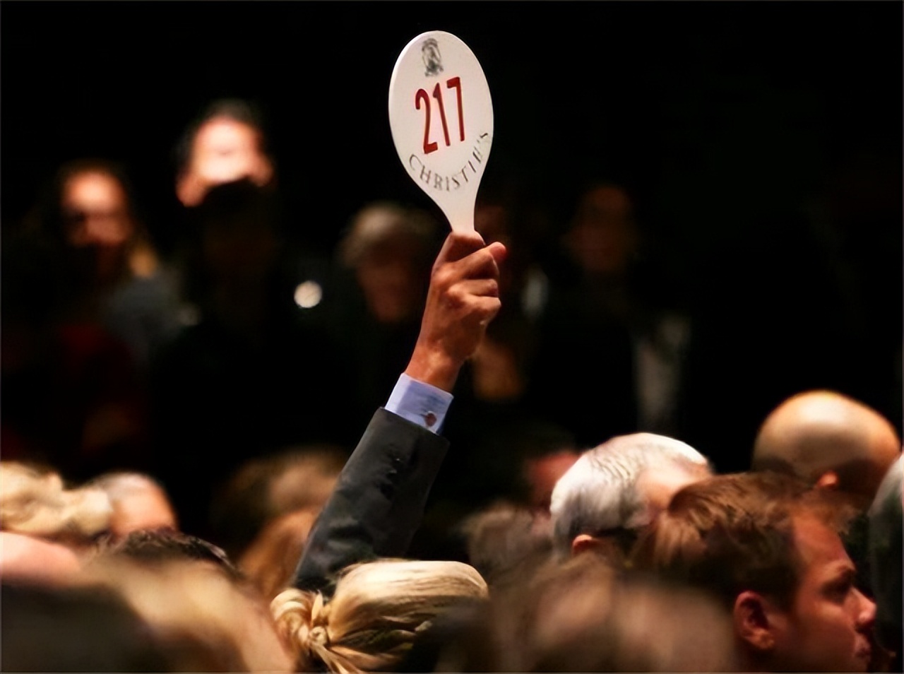 男子地摊卖书最后拍出天价,男子地摊花1万元买了一本古书