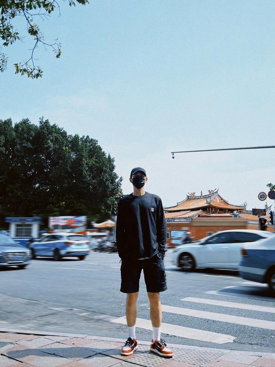 现男友李现穿搭,现男友李现一袭黑色着装帅气十足