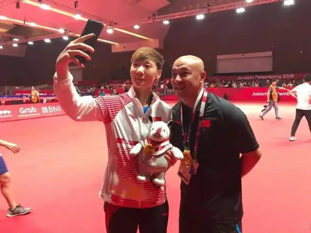 国乒教练肖战家庭成员,国乒教练肖战的真实年龄