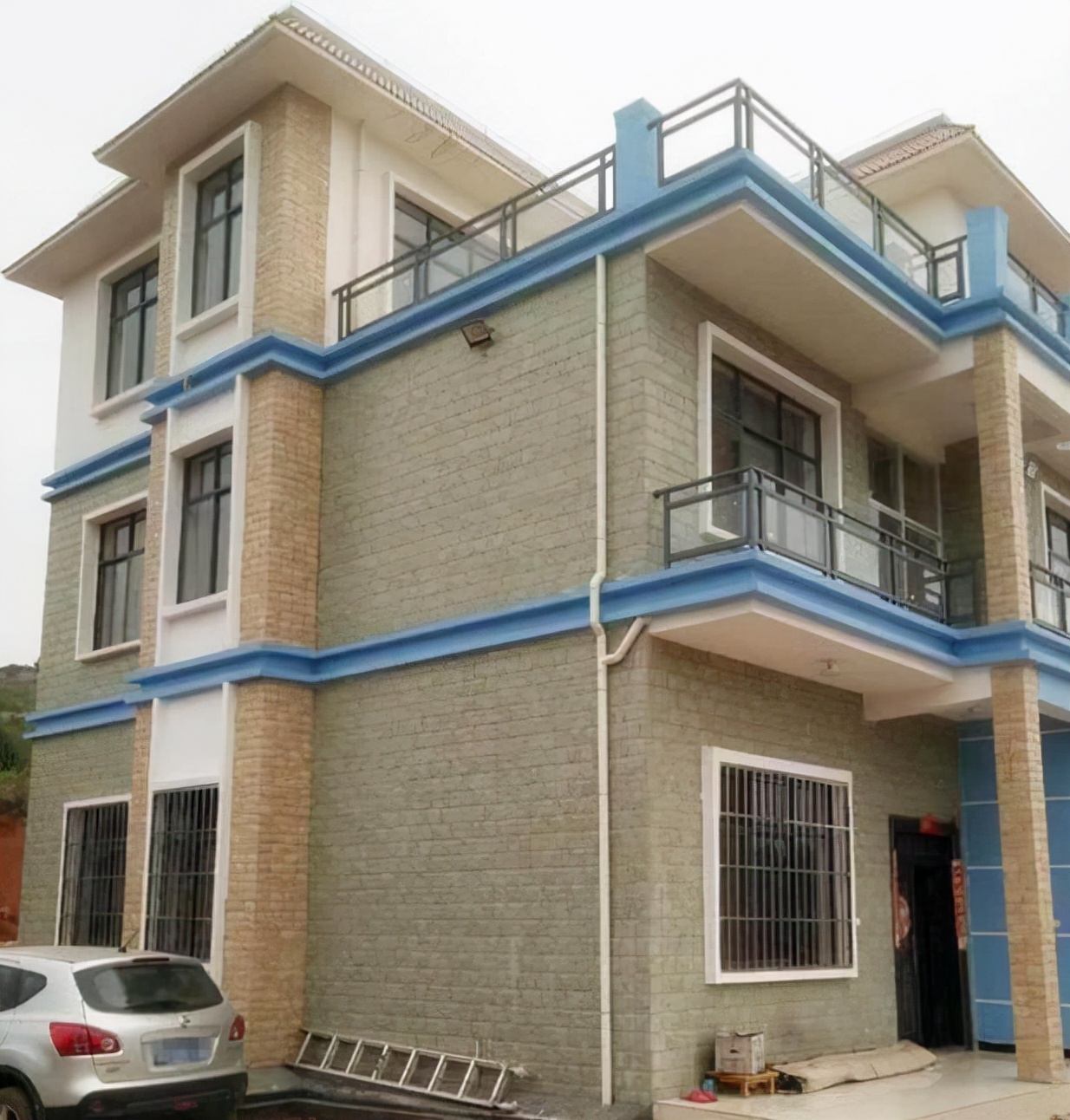 同学老家的别墅视频,同学家农村别墅