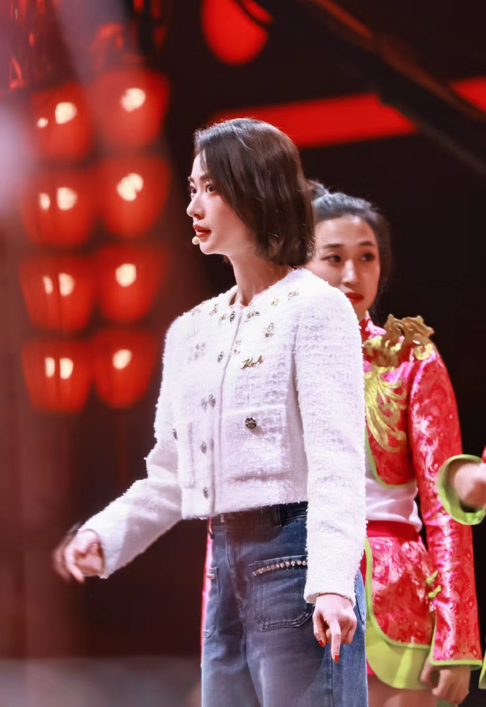 吴谨言演绎简约穿搭尽显青春活力,吴谨言外穿羊羔外套牛仔卷边裤