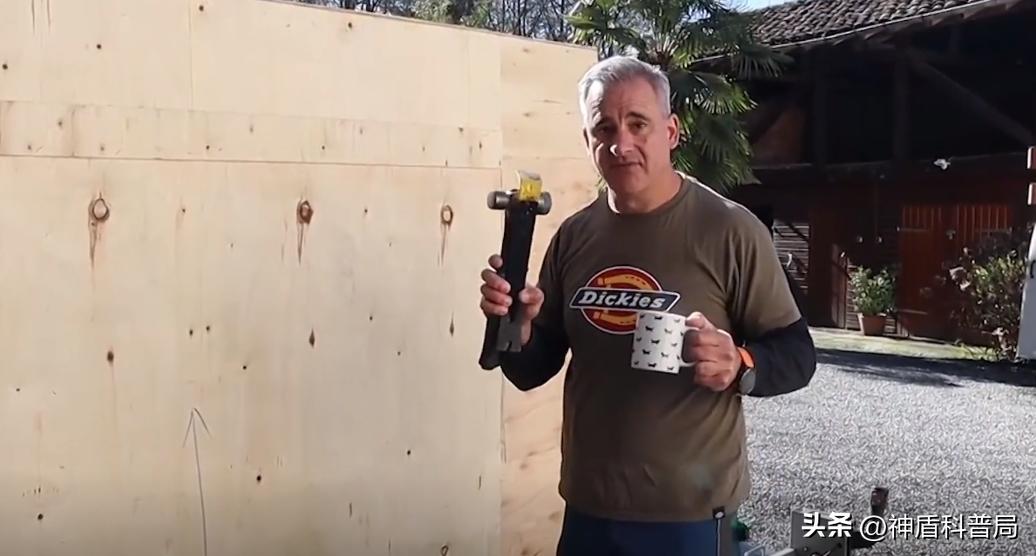 外国大爷买了一辆中国小型挖掘机,外国大爷购买中国迷你挖掘机