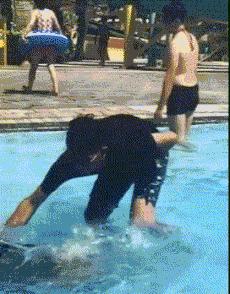 在水上乐园，多少人的大裤衩被冲成了丁字裤？