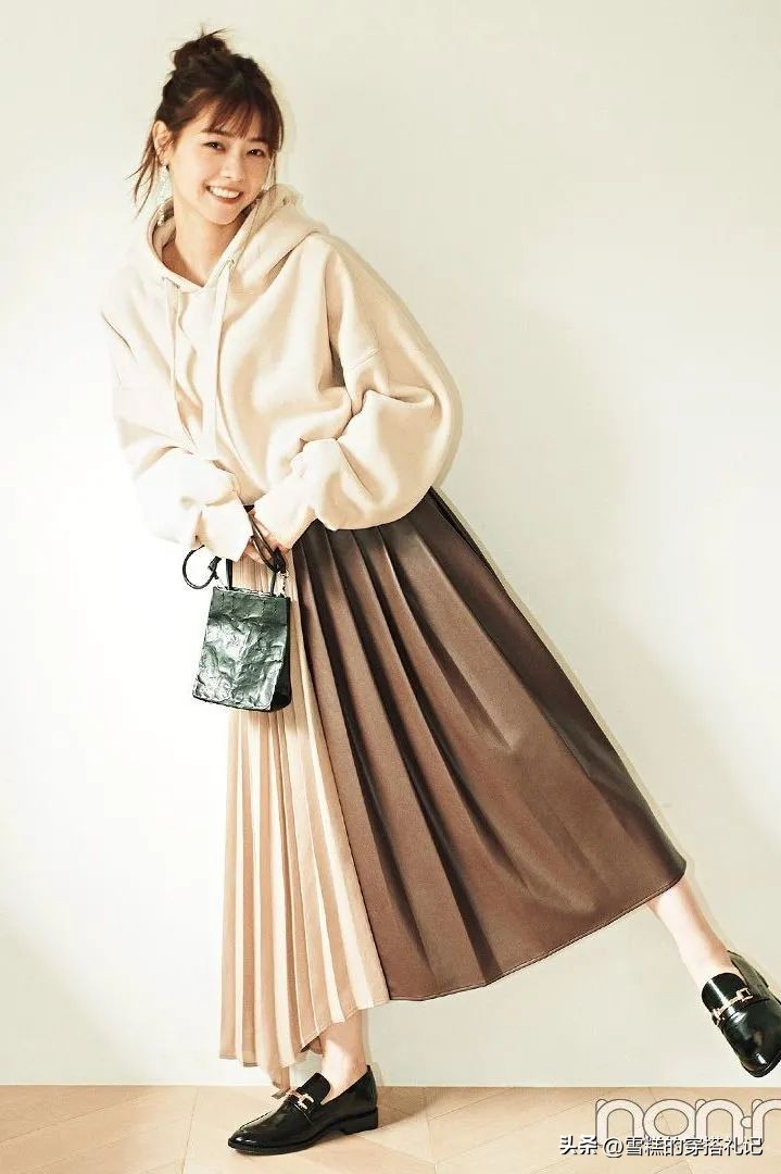 卫衣半裙春日巨火穿搭,卫衣半裙早秋这样穿时髦又简单
