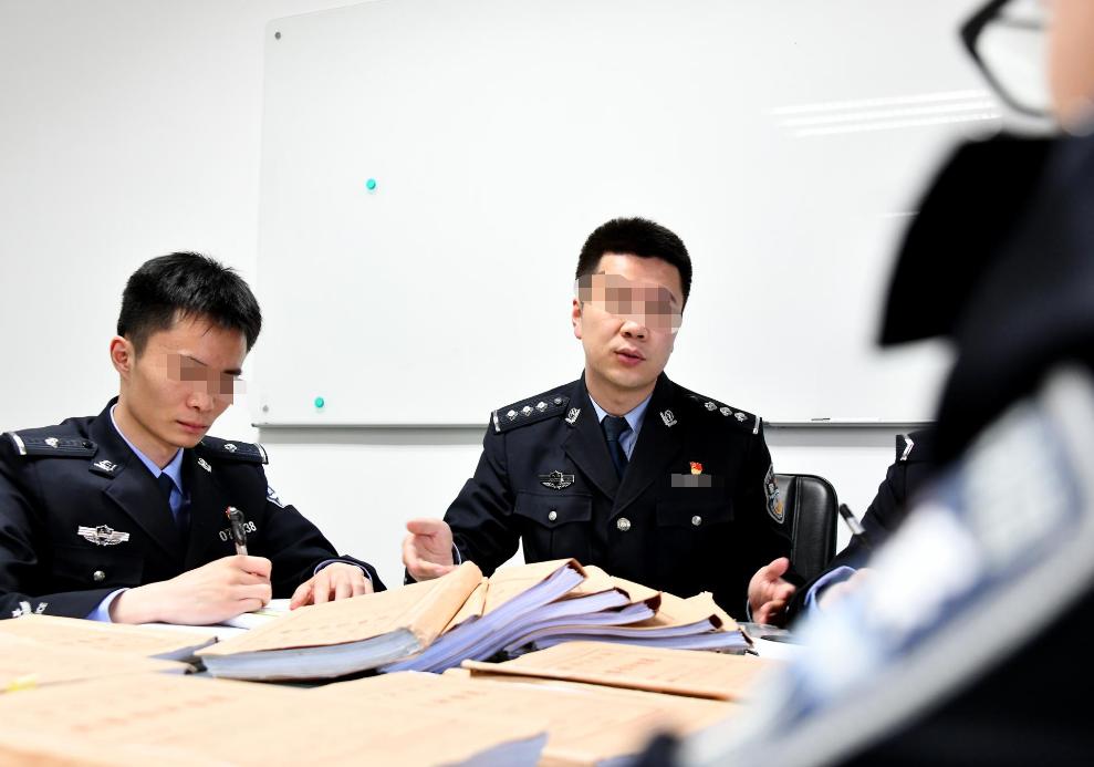 沧州男子扮警察转走3000万真假,4名少年冒充警察徒手抓毒贩