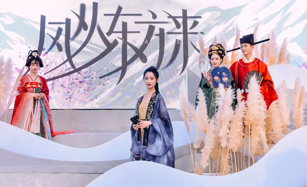 一万岁的蛇妖不要随便COS，这俩妹子没把持住试了下，结果出事了