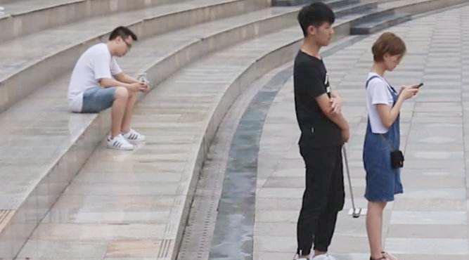 初中生*拍偷**了他的母亲和妹妹并在网上分享，大照片暴露性教育缺失