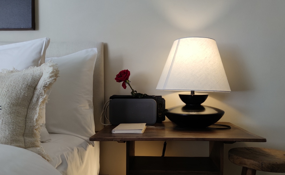 宾馆酒店房间都标配的音箱,顶级酒店房间里的音响