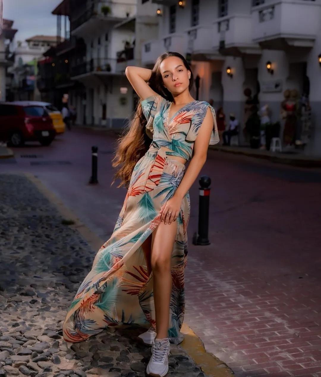 巴拿马有自己的货币吗,巴拿马华人人口多少