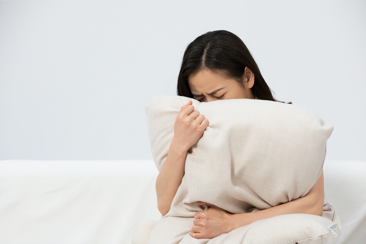 阴部很干涩是什么原因造成,年轻人阴部干涩是什么原因引起的