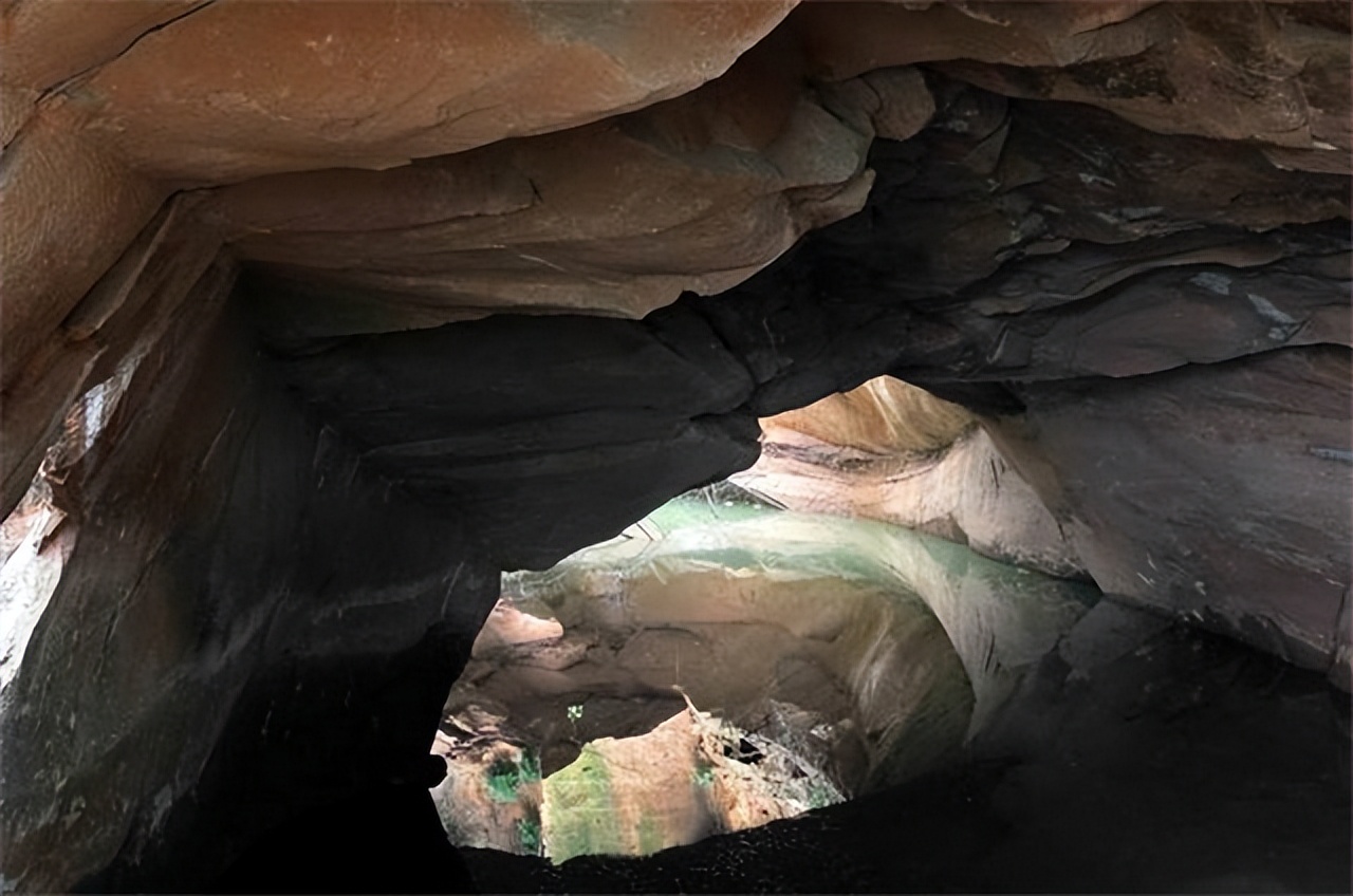 浙江水塘抽干发现宫殿,水潭被村民抽干后惊现千年宫殿