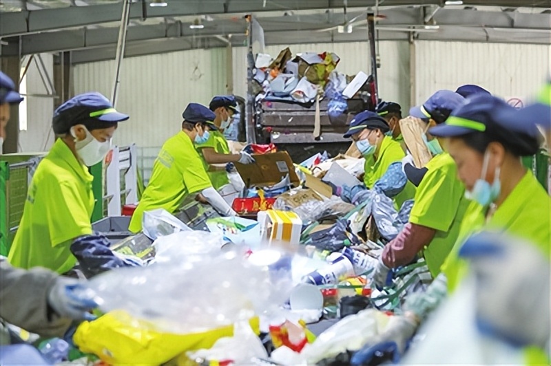 手机一扫“变废为宝”！李沧区252个小区设置可回收物智能设备