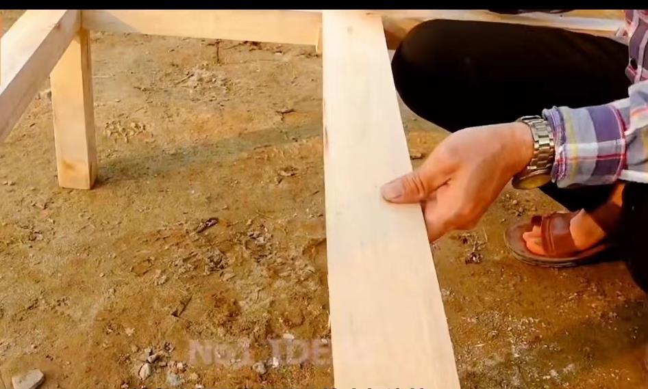 小哥把竹子编织成长方形鸡笼,小哥建造鸡舍