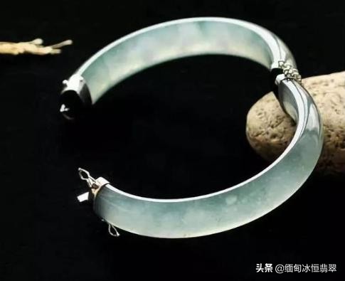 翡翠手镯被摔出裂纹还能戴吗,翡翠手镯摔碎还可以卖吗