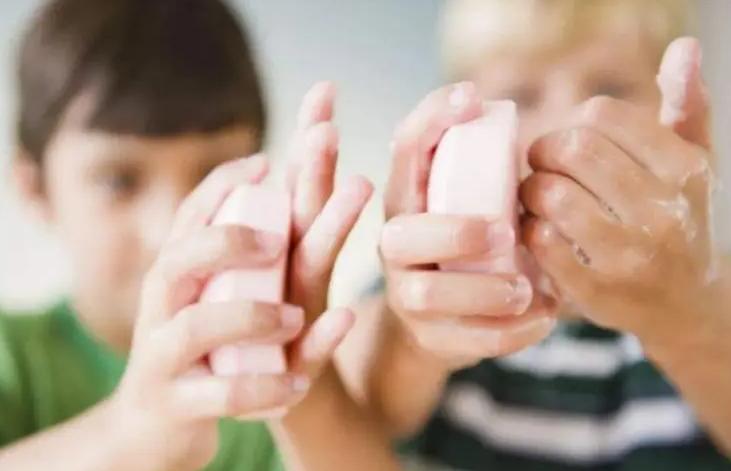 手被502胶水粘住的解决办法,手被502胶水粘住教你一招解除