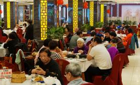 青岛四十年同学聚会,40名同学聚会喝1万块钱茅台