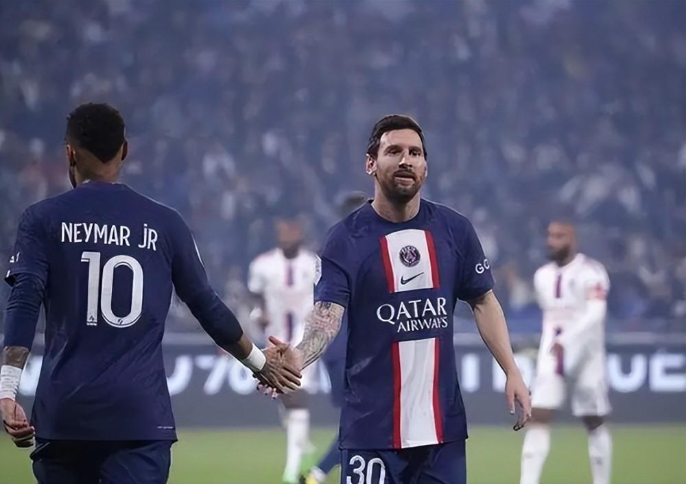 不退役！官宣续约！欧洲豪门留住球队核心，坦言踢到40岁