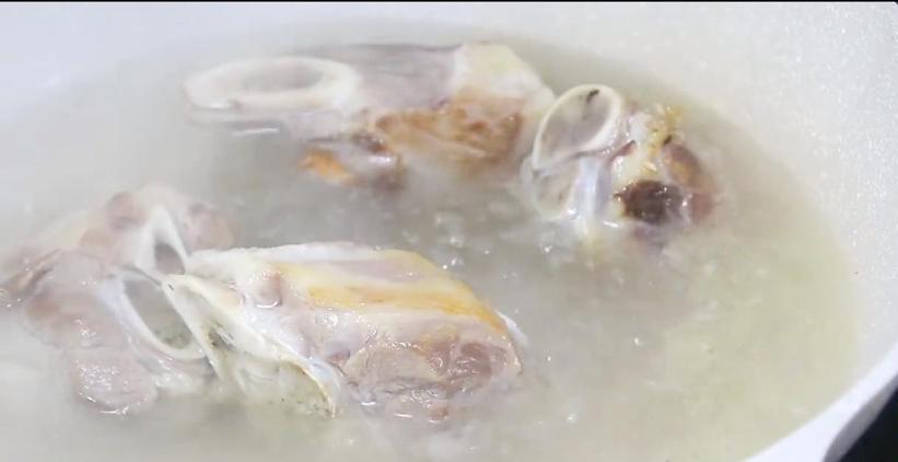 烧骨头汤放什么调料去肉味,骨头汤避油妙招