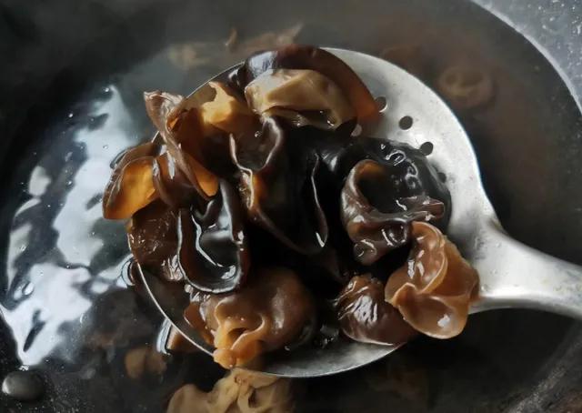 炒木耳会“噼里啪啦”爆？教你3招实用技巧，木耳不溅油不炸锅