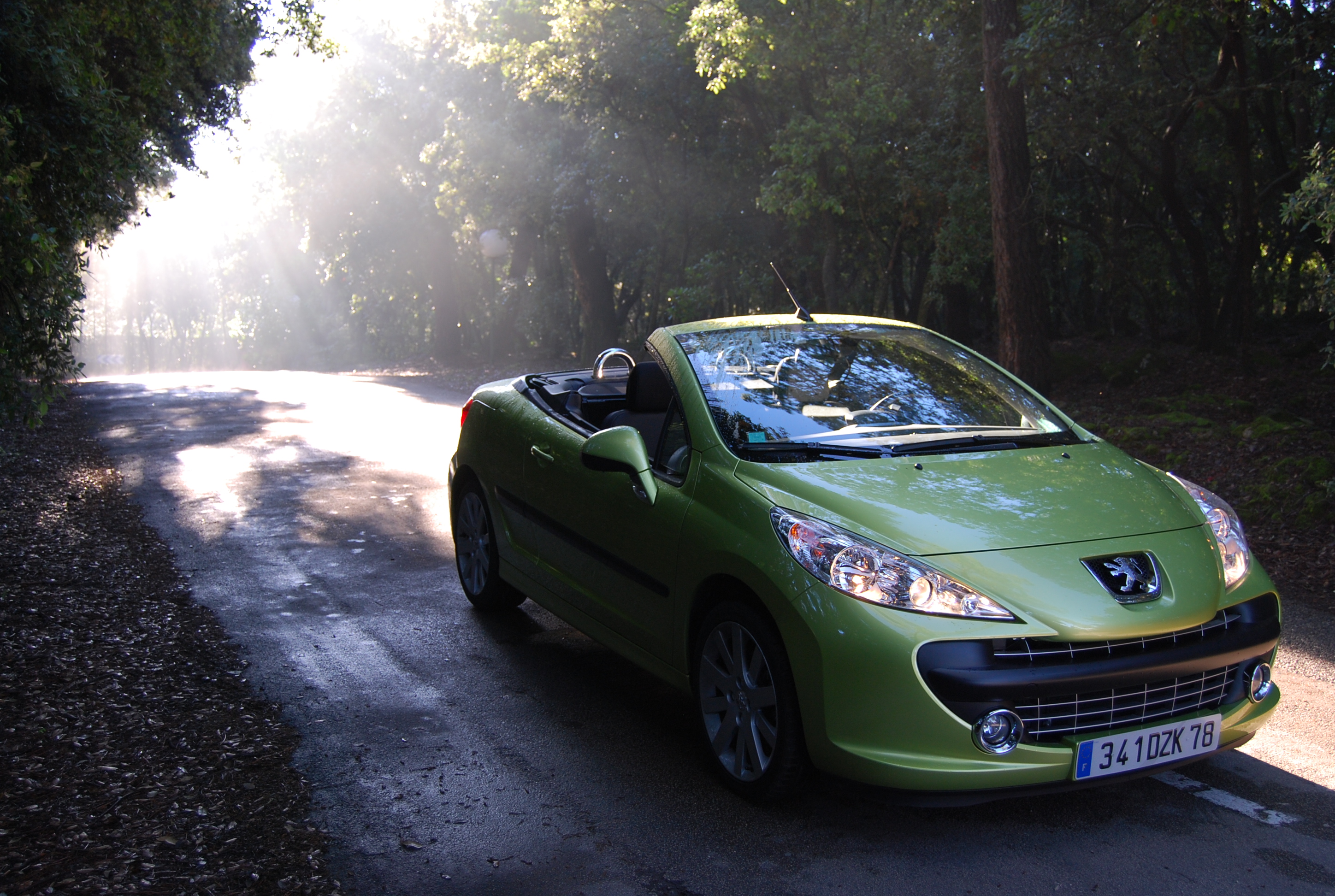 我们在巴黎拍的视频,标致207cc1.6t增压器