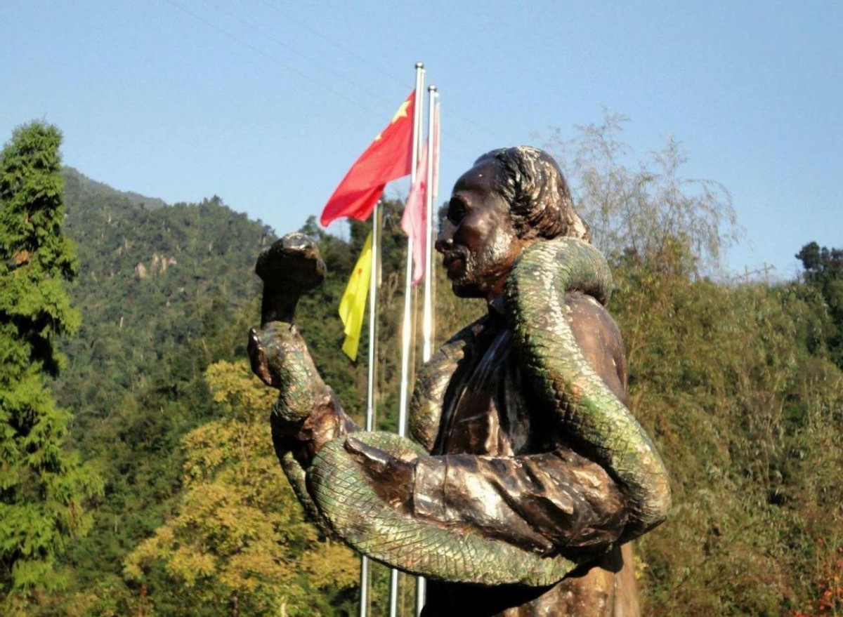 1989年，他发现价值百万的莽山烙铁头，被咬20多次，如今生活怎样