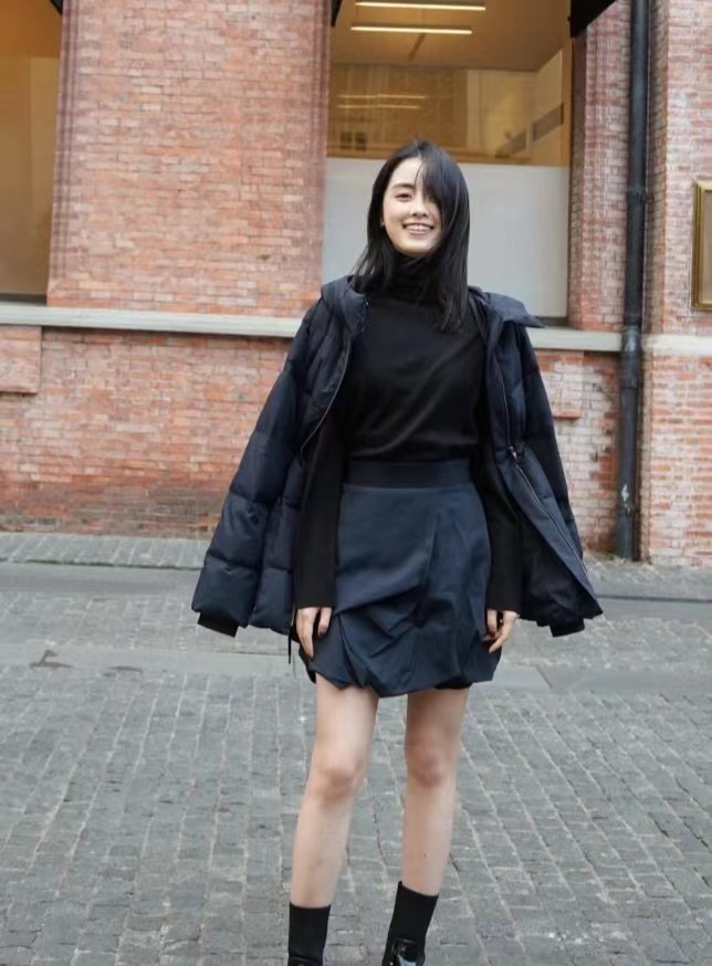 羽绒服毛衣内搭什么好穿,羽绒服敞开穿露出内搭更显层次感