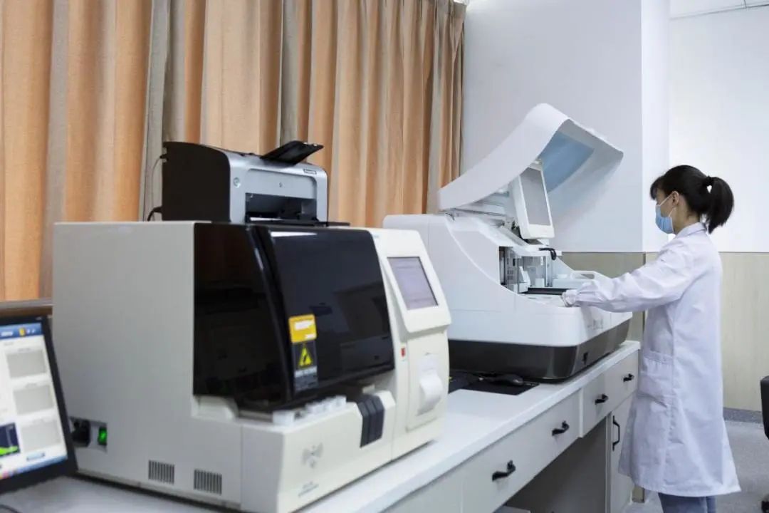 耳朵流水耳朵疼什么原因,耳朵痒挖了几次流水了怎么回事