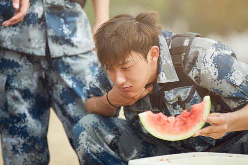 娱乐圈招人嫌的4位明星，谢娜败光路人缘，黄子韬华丽逆袭