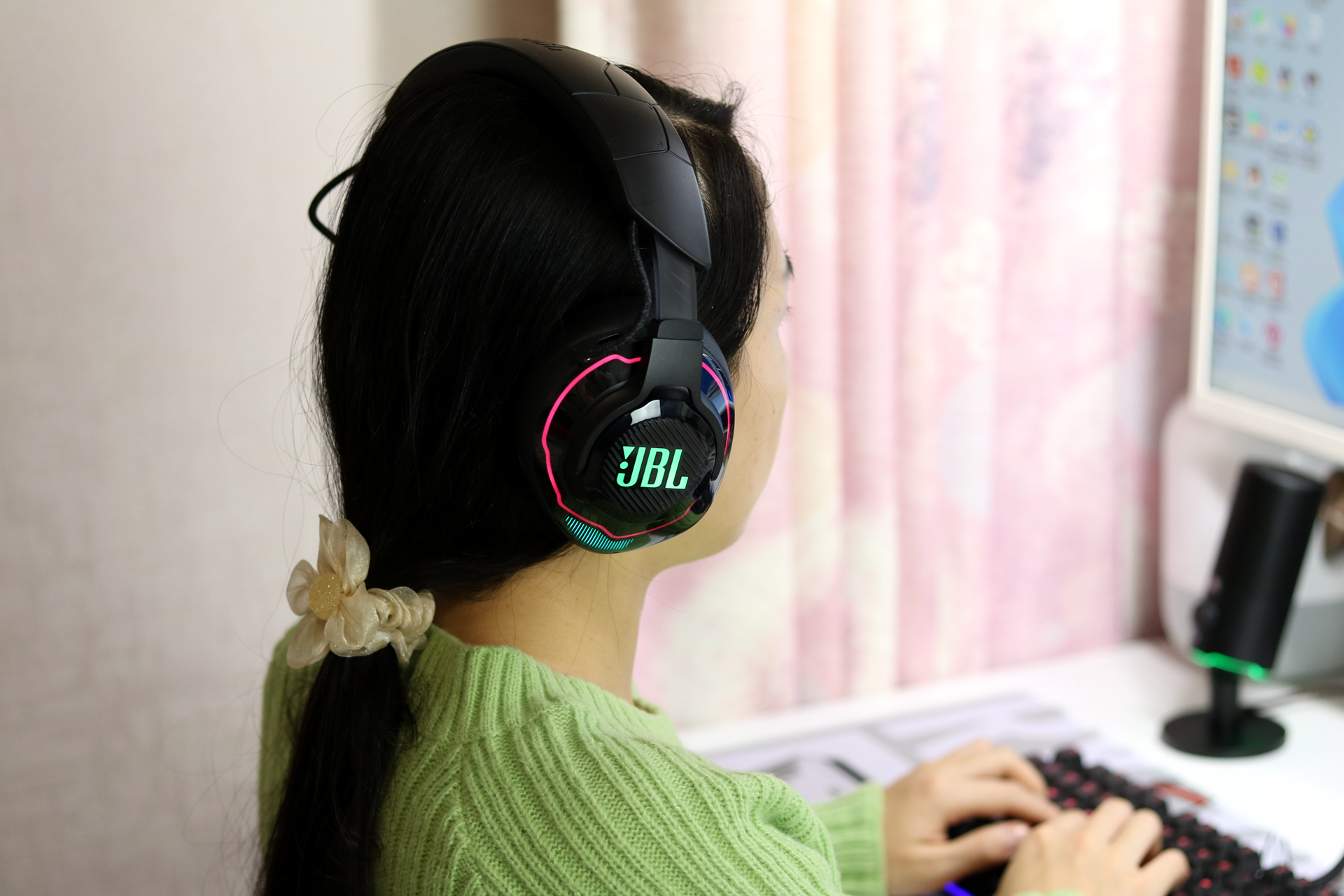 2000块钱买个蓝牙音箱值吗,专业人士jbl头戴式耳机推荐