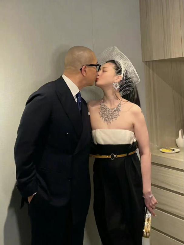 梅根穿吊带出镜搭配短裤 (梅根露脐装)