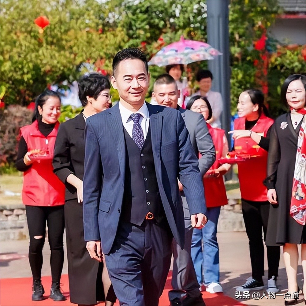 爱心企业家捐赠路灯照亮家乡路,爱心企业家乡村振兴