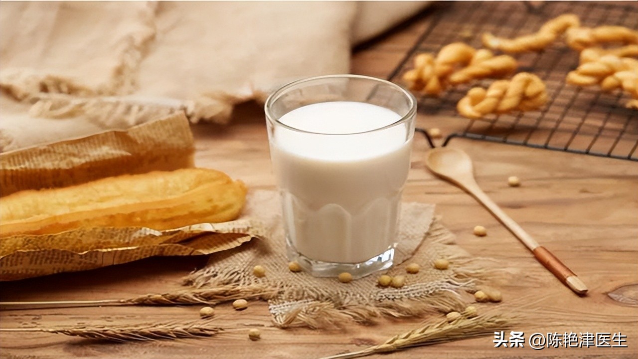 晚上喝牛奶和早上喝牛奶哪个更好,长期夜间喝牛奶会不会有什么危害