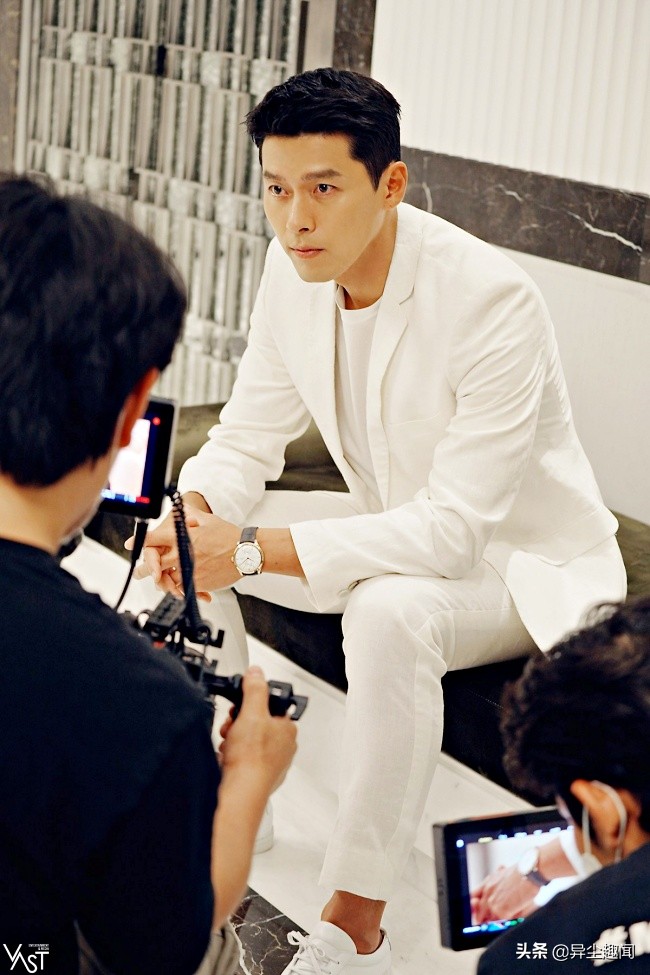 玄彬2022年最新「37张帅照」释出！禁欲白西装VS坏坏黑皮衣