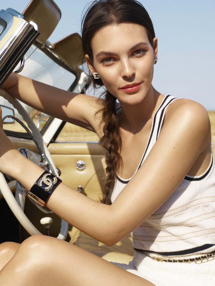 踏上久违的放松旅行吧！香奈儿夏日限量彩妆小容量来啰