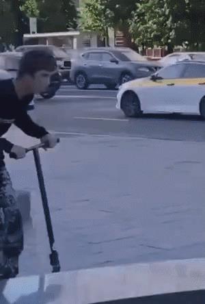 “无意中在女同事车上发现的，这是用来干嘛的？”网友们内涵了